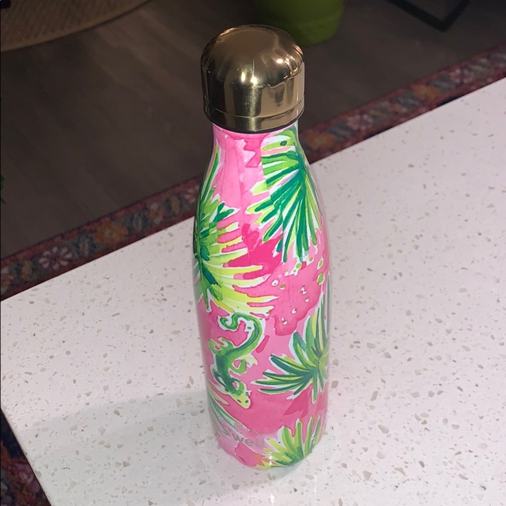 Lilly Pulitzer swell bottle 17 oz